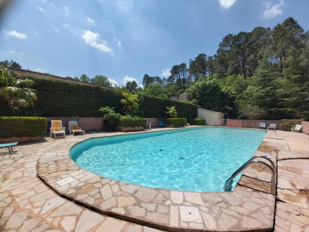 Eblouissant Appartement Au Calme D'Une Residence Avec Piscine Idealement Situe Au Pied Du Colorado Provencal Dans Le Prestigieux Luberon Rustrel Exteriér fotografie