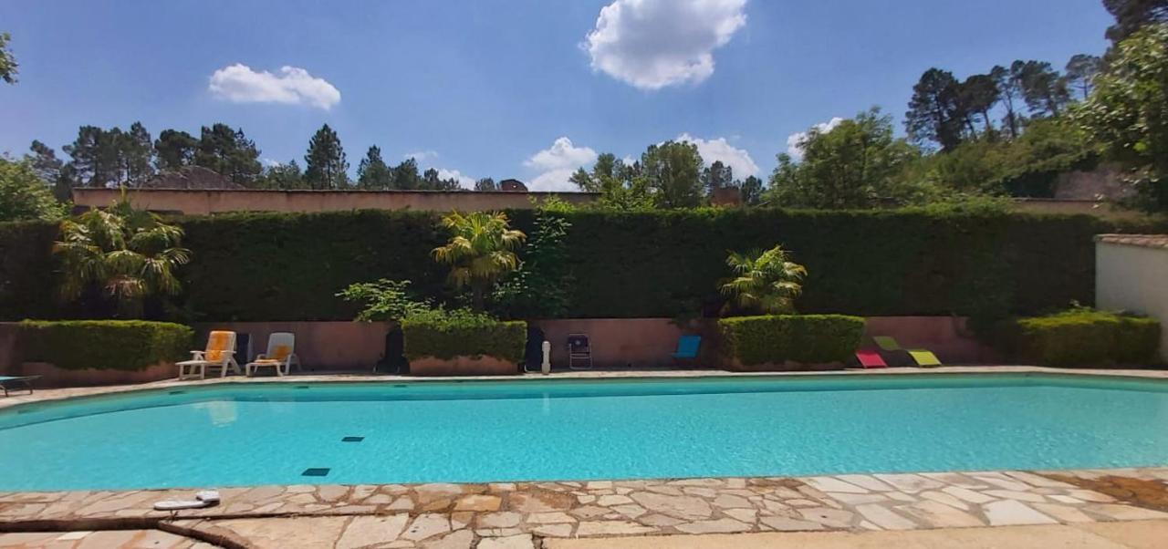 Eblouissant Appartement Au Calme D'Une Residence Avec Piscine Idealement Situe Au Pied Du Colorado Provencal Dans Le Prestigieux Luberon Rustrel Exteriér fotografie