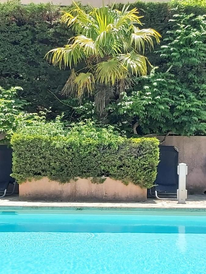 Eblouissant Appartement Au Calme D'Une Residence Avec Piscine Idealement Situe Au Pied Du Colorado Provencal Dans Le Prestigieux Luberon Rustrel Exteriér fotografie