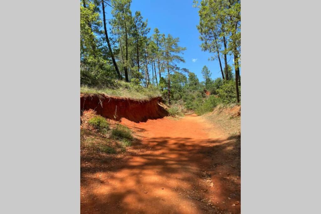 Eblouissant Appartement Au Calme D'Une Residence Avec Piscine Idealement Situe Au Pied Du Colorado Provencal Dans Le Prestigieux Luberon Rustrel Exteriér fotografie